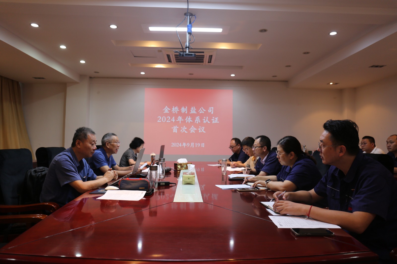 近日，金橋制鹽公司通過北京世標認證中心審核，給予食品安全管理體系、環(huán)境管理體系和職業(yè)健康安全管理體系認證“保持認證資格”的監(jiān)督審核結(jié)論，給予質(zhì)量管理體系認證“再次注冊”的再認證審核結(jié)論。通過審核，是對公司精細化管理成果的檢驗，促進公司內(nèi)控管理水平持續(xù)提升。（李曉月）