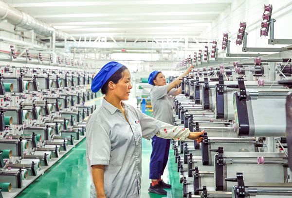 神特公司車間工人奮戰(zhàn)高溫紀實（照片）_副本